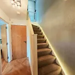 Riverside Retreat Location Modern Townhouse & Free Parking Leeds (West Yorkshire)
