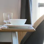 Riverside Retreat Location Modern Townhouse & Free Parking
