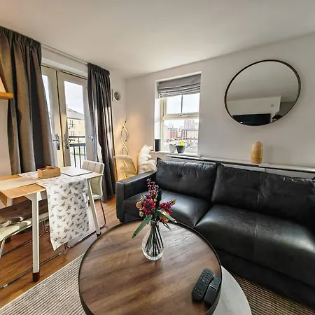 Apartman Riverside Retreat Location Modern Townhouse & Free Parking