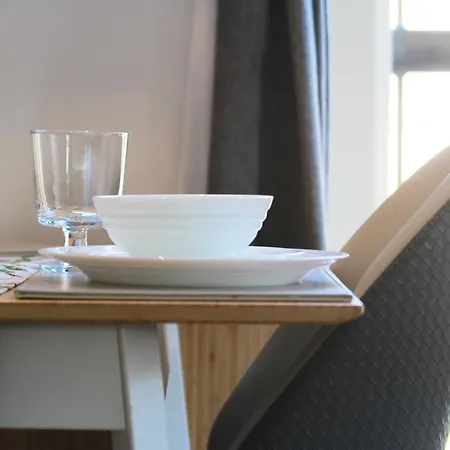 Riverside Retreat Location Modern Townhouse & Free Parking