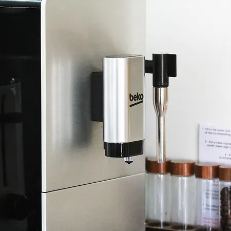 Riverside Retreat Location Modern Townhouse & Free Parking Apartment