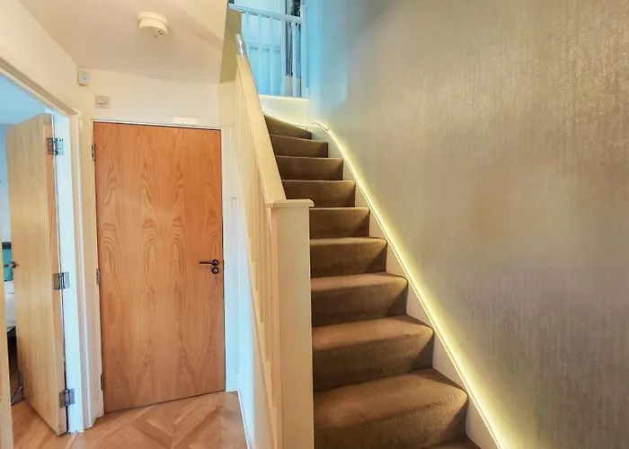 Riverside Retreat Location Modern Townhouse & Free Parking Leeds (West Yorkshire)