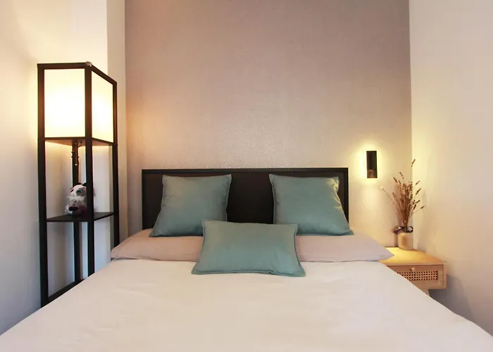 Riverside Retreat Location Modern Townhouse & Free Parking Apartment