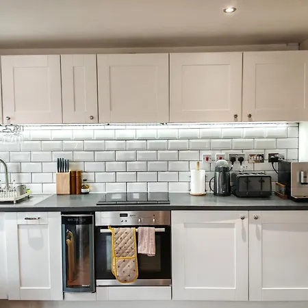 Riverside Retreat Location Modern Townhouse & Free Parking * Leeds (West Yorkshire)