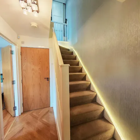 Riverside Retreat Location Modern Townhouse & Free Parking Leeds (West Yorkshire)