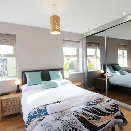 Riverside Retreat Location Modern Townhouse & Free Parking Leeds (West Yorkshire)
