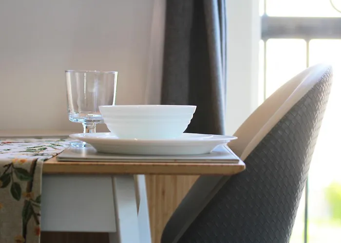 Riverside Retreat Location Modern Townhouse & Free Parking