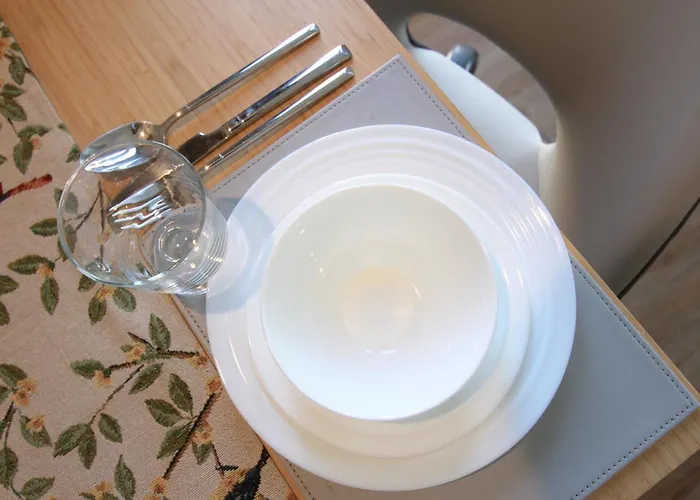 Riverside Retreat Location Modern Townhouse & Free Parking *