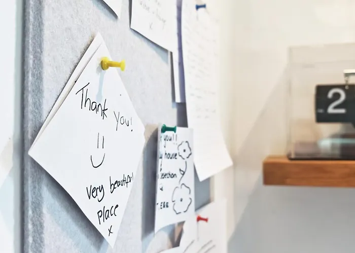 Riverside Retreat Location Modern Townhouse & Free Parking Leeds (West Yorkshire)