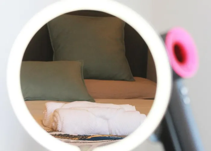 Riverside Retreat Location Modern Townhouse & Free Parking Leeds (West Yorkshire)