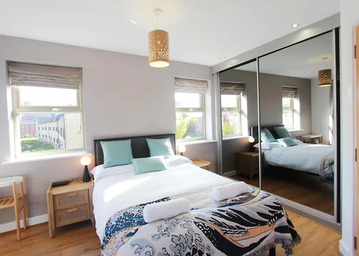 Riverside Retreat Location Modern Townhouse & Free Parking Leeds (West Yorkshire)